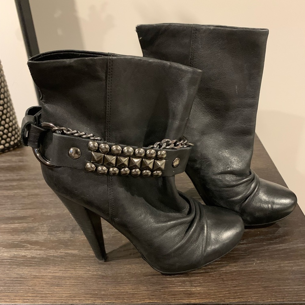 Leather boots with removable buckle